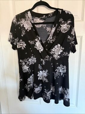 torrid size 0.Black and White Floral V-Neck Wrap Top